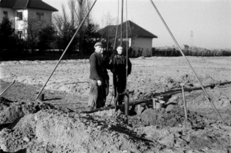 Ontginningen, grondbewerking, egaliseren, bezanden, arbeiders, diepspitten, bron, Bestanddeelnr 170-0611