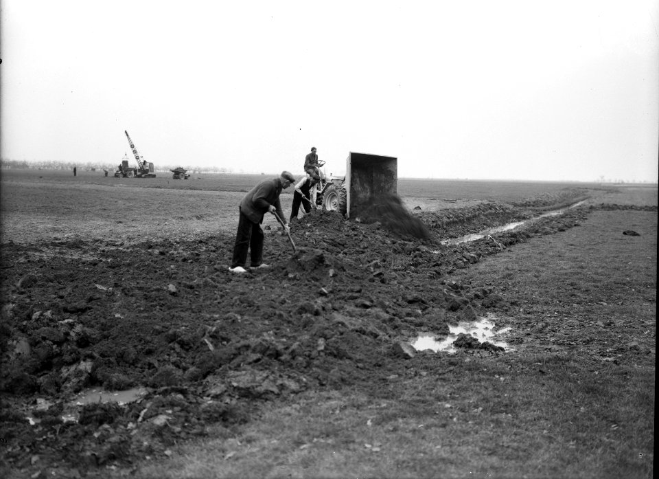 Ontginning, grondbewerking, egaliseren, bezanden, dumpers, arbeiders, Bestanddeelnr 159-0054