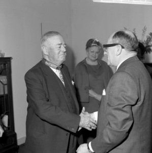 Onderscheiding voor A. J. M. de Bruyn (l) op Franse consulaat te Rotterdam, uitg, Bestanddeelnr 917-4128