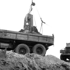 Ontginning, grondbewerking, egaliseren, bezanden, draglines, vrachtwagens, laden, Bestanddeelnr 159-0562