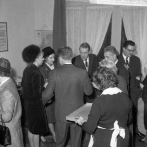 Onderscheiding voor A. J. M. de Bruyn (l) op Franse consulaat te Rotterdam, uitg, Bestanddeelnr 917-4132