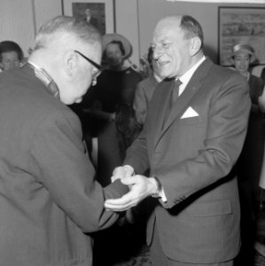 Onderscheiding voor A. J. M. de Bruyn (l) op Franse consulaat te Rotterdam, uitg, Bestanddeelnr 917-4127