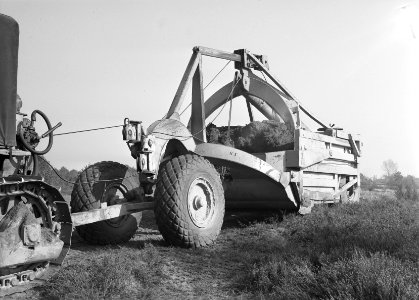 Ontginning, grondbewerking, egaliseren, bezanden, scrapers, Bestanddeelnr 159-0224