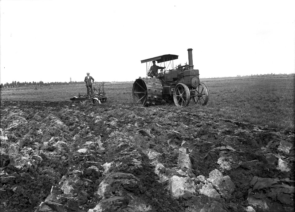 Ontginning, grondbewerking, egaliseren, bezanden, ploegen, mannen, caterpillar, Bestanddeelnr 159-0012