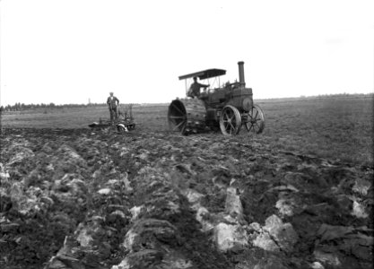 Ontginning, grondbewerking, egaliseren, bezanden, ploegen, mannen, caterpillar, Bestanddeelnr 159-0012