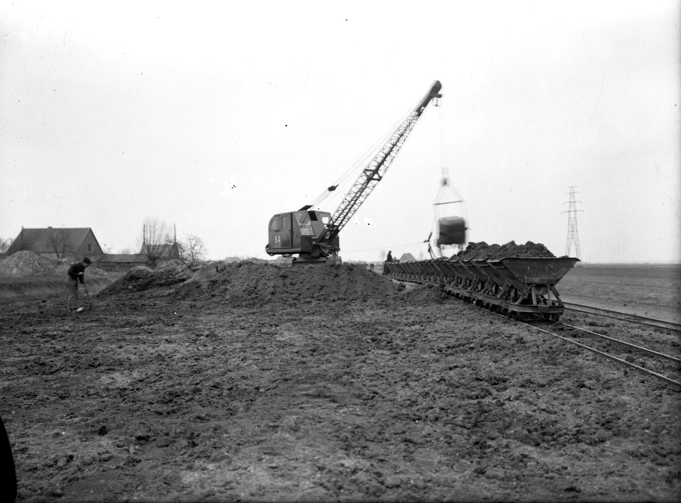 Ontginning, grondbewerking, egaliseren, bezanden, kipkarren, draglines, arbeider, Bestanddeelnr 159-0050
