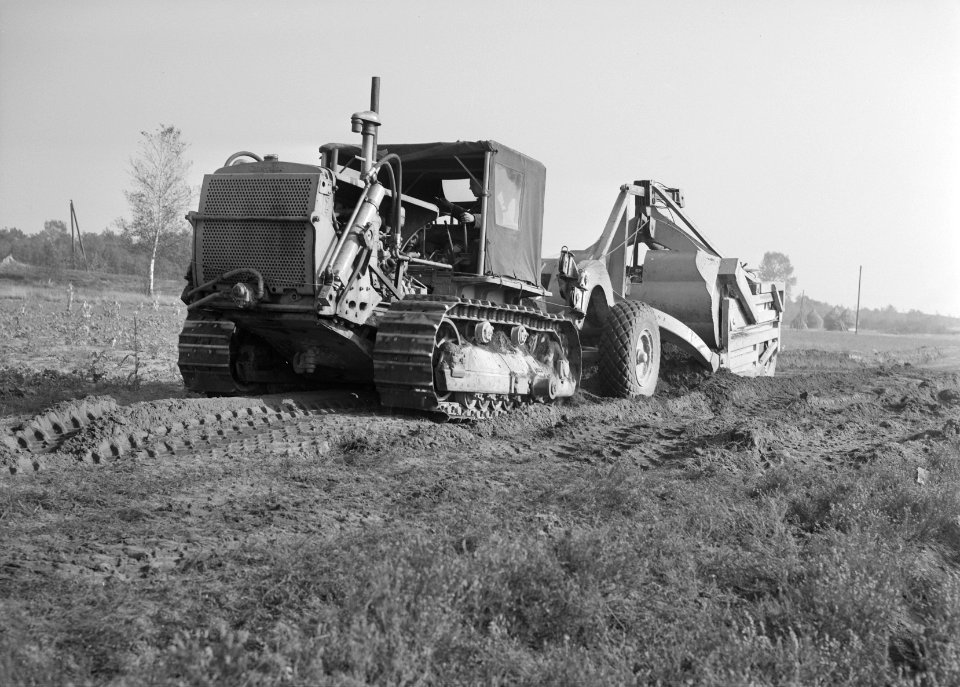Ontginning, grondbewerking, egaliseren, bezanden, scrapers met trekker, Bestanddeelnr 159-0222