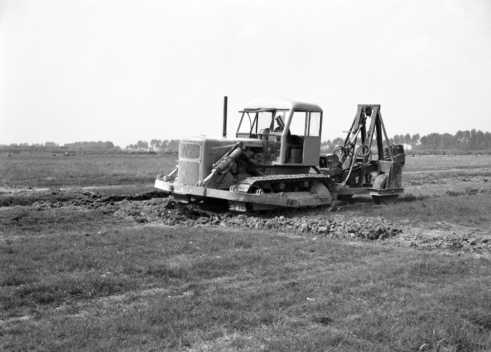 Ontginning, grondbewerking, egaliseren, bezanden, grondwoelers, tractoren, Maas , Bestanddeelnr 159-0101