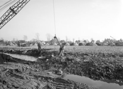 Ontginning, grondbewerking, egaliseren, bezanden, draglines, arbeiders, westerho, Bestanddeelnr 159-0240