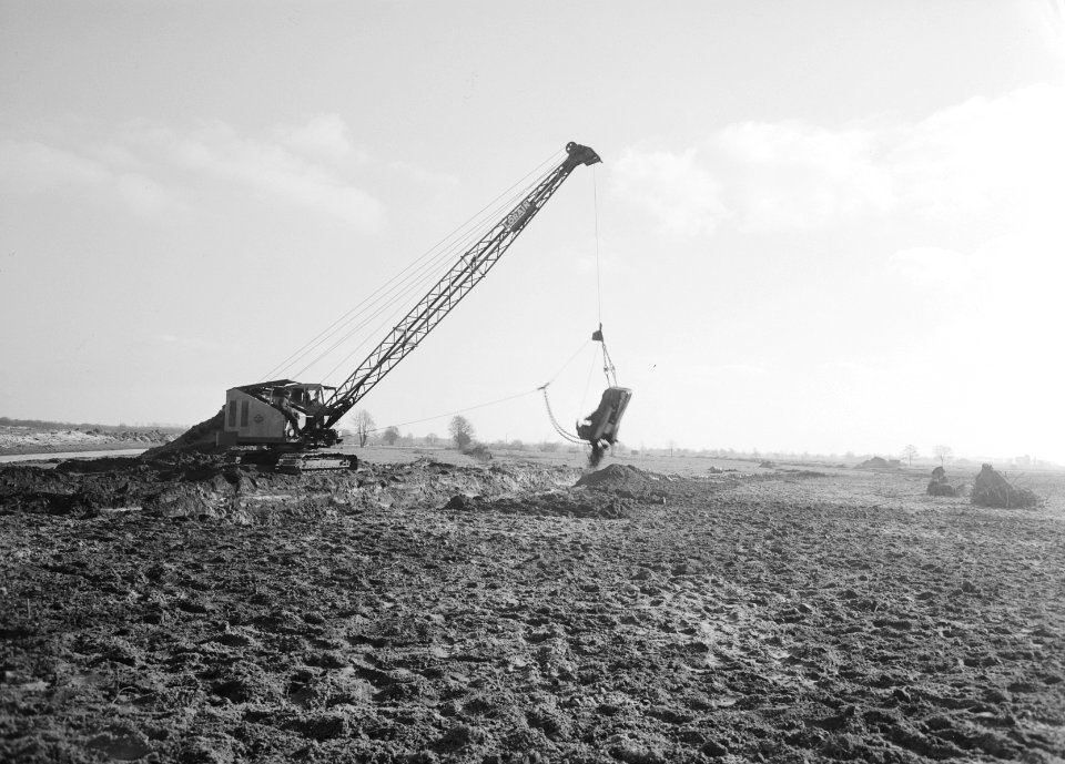Ontginning, grondbewerking, egaliseren, bezanden, draglines, Bestanddeelnr 159-0238