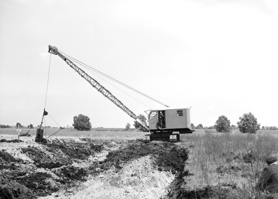 Ontginning, grondbewerking, egaliseren, bezanden, draglines, Bestanddeelnr 159-0202