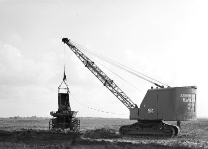 Ontginning, grondbewerking, egaliseren, bezanden, draglines, dumpers, Ringpolder, Bestanddeelnr 159-0379