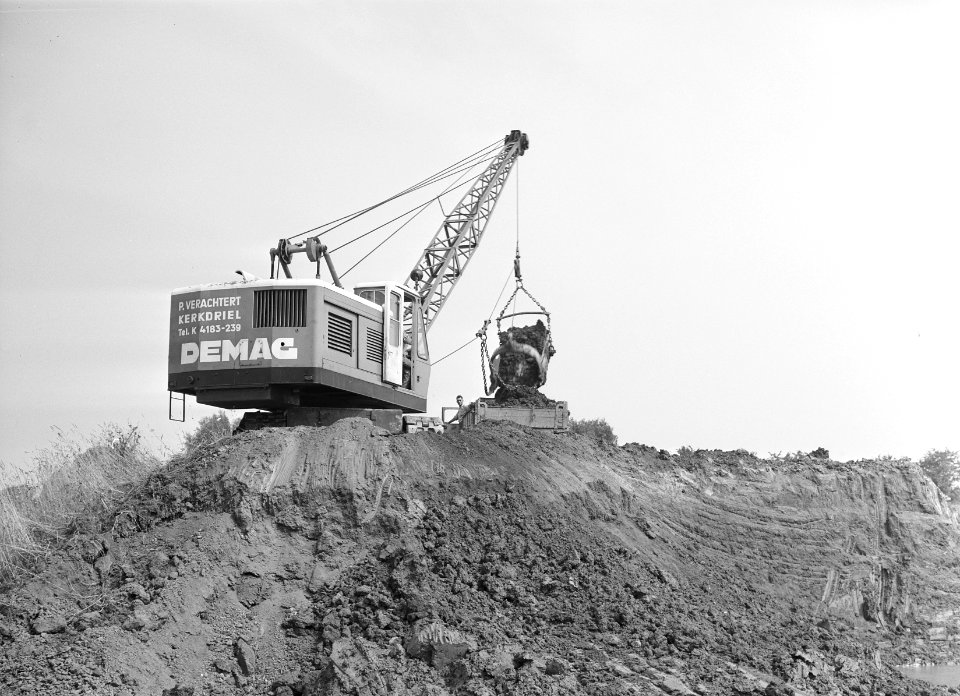 Ontginning, grondbewerking, egaliseren, bezanden, draglines, vrachtwagens, arbei, Bestanddeelnr 159-0160