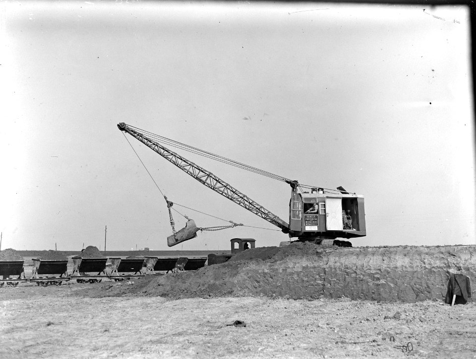 Ontginning, grondbewerking, egaliseren, bezanden, draglines, kipkarren, Bestanddeelnr 159-0084