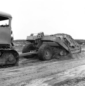 Ontginning, grondbewerking, egaliseren, bezanden, ladende scraper, De Wilreit, Bestanddeelnr 159-0572