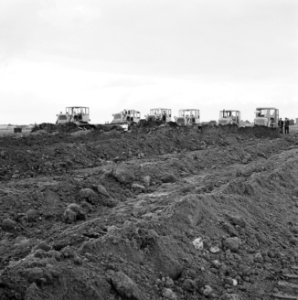 Ontginning, grondbewerking, egaliseren, bezanden, ruilverkavelingen, bulldozers,, Bestanddeelnr 159-0763