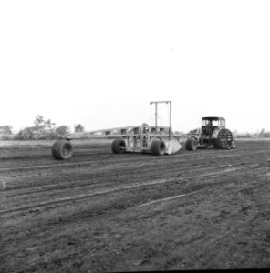 Ontginning, grondbewerking, egaliseren, bezanden, scraperplanes, ruilverkaveling, Bestanddeelnr 159-0622