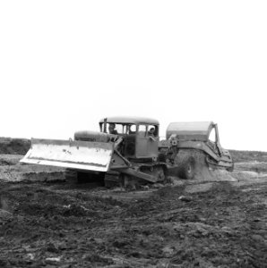 Ontginning, grondbewerking, egaliseren, bezanden, lossende scraper, De Wilreit, Bestanddeelnr 159-0577
