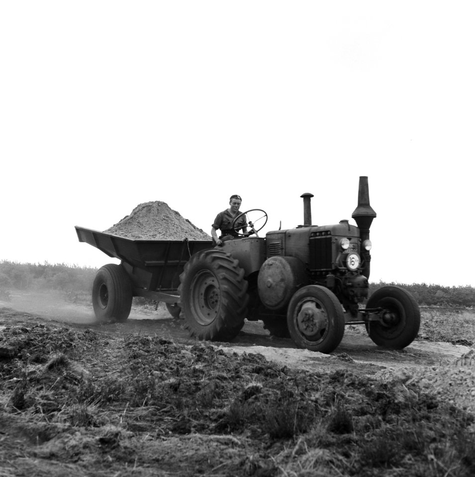 Ontginning, grondbewerking, egaliseren, bezanden, kipwagens, arbeiders, De Wilre, Bestanddeelnr 159-0546