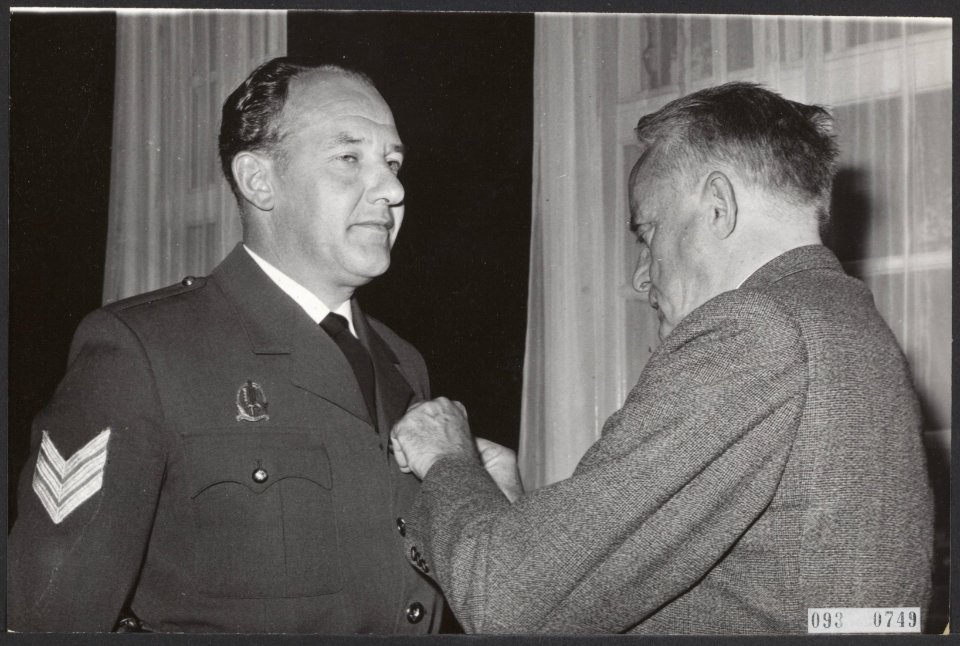 Onderscheidingen, politie, commissarissen der koningin, Carnegie Heldenfonds, Kl, Bestanddeelnr 093-0749