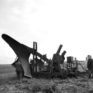 Ontginning, grondbewerking, egaliseren, bezanden, arbeiders, ploegen, proeven, Bestanddeelnr 159-0206