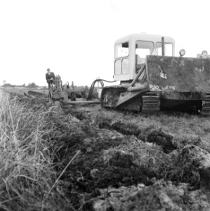 Ontginning, grondbewerking, egaliseren, bezanden, ruilverkavelingen, diepploegen, Bestanddeelnr 159-0455