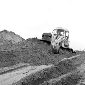 Ontginning, grondbewerking, egaliseren, bezanden, bulldozers, Bestanddeelnr 159-0184