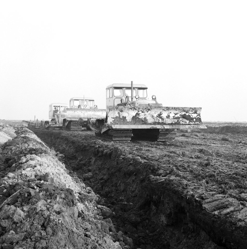 Ontginning, grondbewerking, egaliseren, bezanden, bulldozers, Bestanddeelnr 159-0273