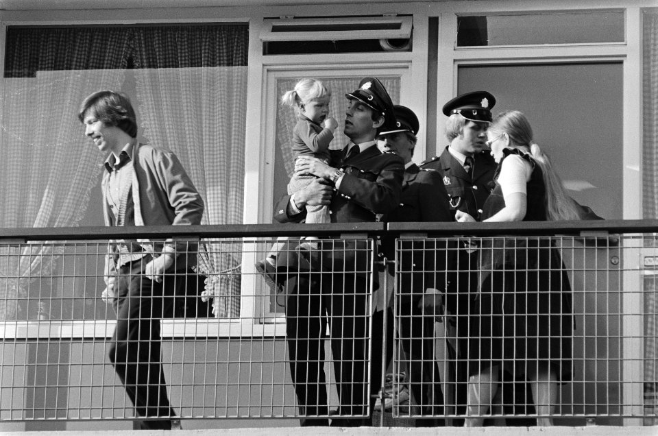 Onschadelijk maken V1 in deelwijk Hoogvliet in Rotterdam politieagenten tijdens, Bestanddeelnr 929-8713