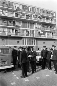 Onschadelijk maken V1 in deelwijk Hoogvliet in Rotterdam bewoners wachten op he, Bestanddeelnr 929-8712