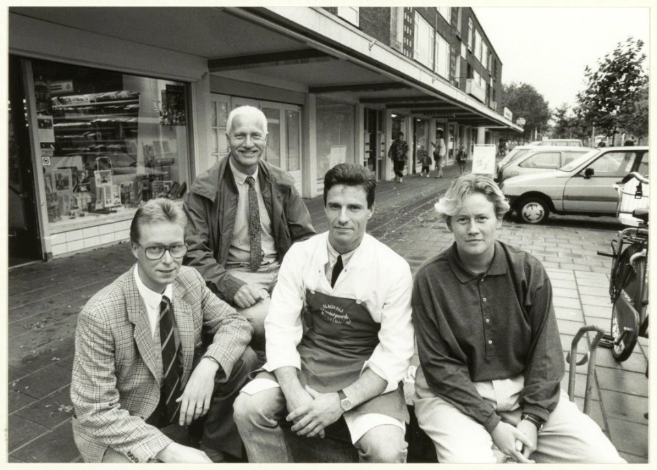 Ondernemer J. Sijm met de nieuwe bestuursleden Karin Kooij, Hans Schoemaker en Carlo Holshuijsen voor winkelcentrum Parkwijk. NL-HlmNHA 54032101
