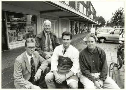 Ondernemer J. Sijm met de nieuwe bestuursleden Karin Kooij, Hans Schoemaker en Carlo Holshuijsen voor winkelcentrum Parkwijk. NL-HlmNHA 54032101