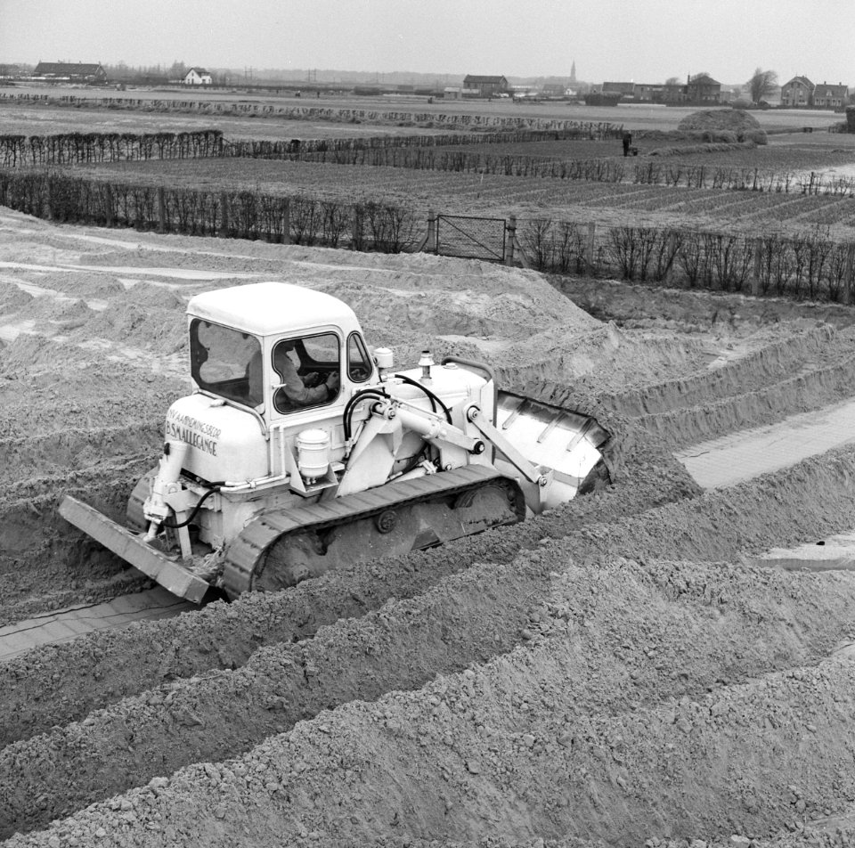 Ontginning, grondbewerking, egaliseren, bezanden, bulldozers, Bestanddeelnr 159-0186