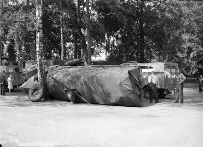 Ongeluk met militaire in trailer Birkhoven (Amersfoort), Bestanddeelnr 902-2413 photo