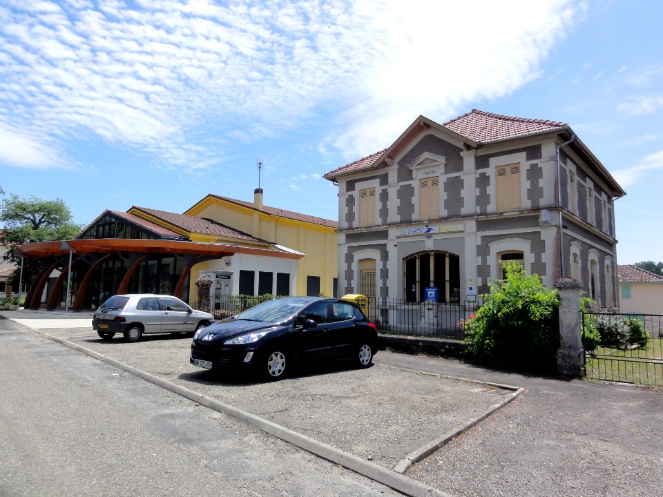 Onesse-et-Laharie (Landes) la Poste et le Foyer