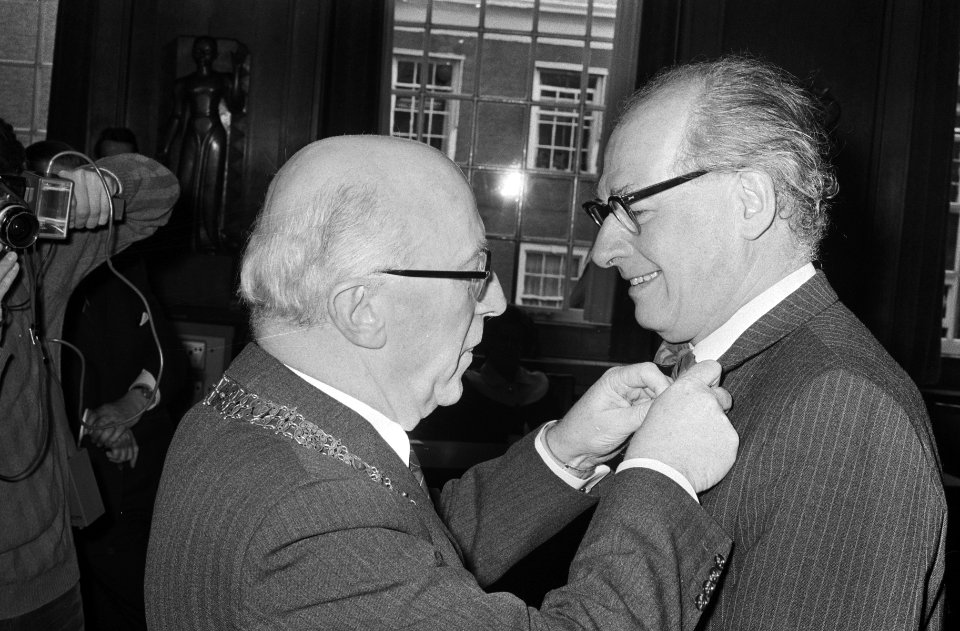 Onderscheiding voor auteur Anton Koolhaas (r), Bestanddeelnr 924-5052