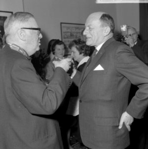 Onderscheiding voor A. J. M. de Bruyn (l) op Franse consulaat te Rotterdam, uitg, Bestanddeelnr 917-4126