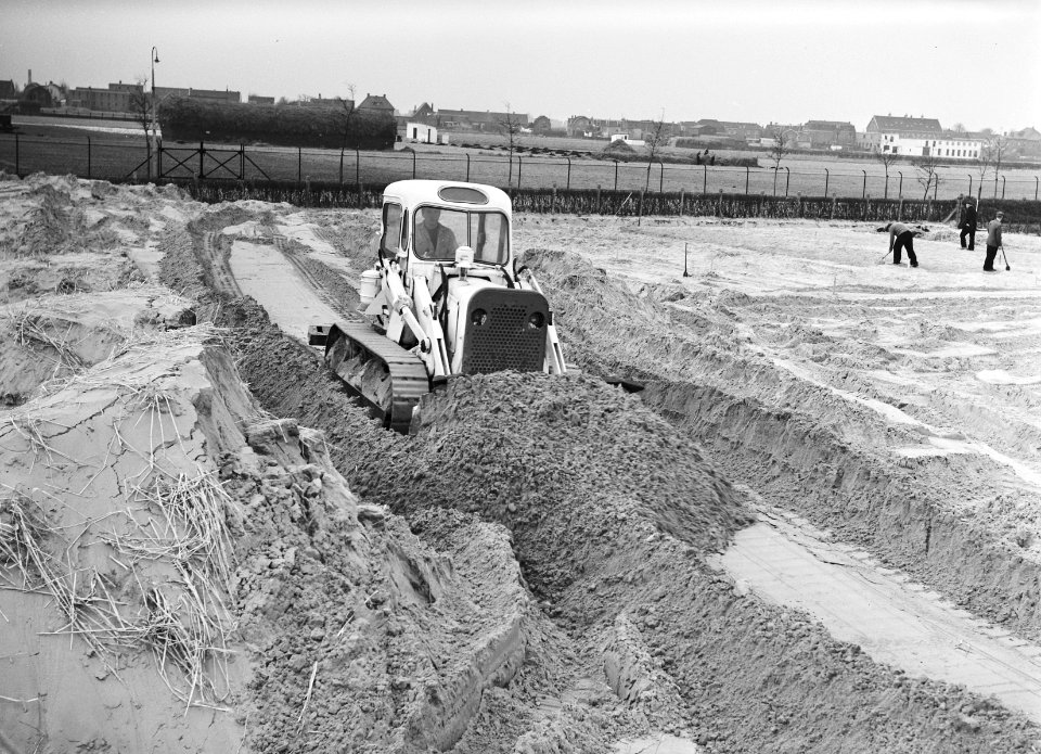 Ontginning, grondbewerking, egaliseren, bezanden, bulldozers, arbeiders, Bestanddeelnr 159-0185