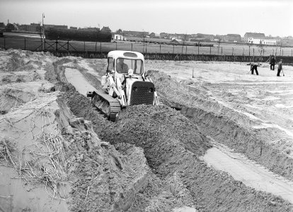 Ontginning, grondbewerking, egaliseren, bezanden, bulldozers, arbeiders, Bestanddeelnr 159-0185