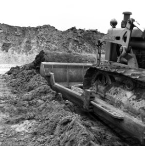 Ontginning, grondbewerking, egaliseren, bezanden, bulldozers, autolaadputten, De, Bestanddeelnr 159-0567