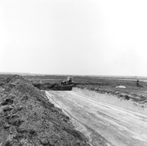Ontginning, grondbewerking, egaliseren, bezanden, bulldozers, hanomag, De Wilrei, Bestanddeelnr 159-0591