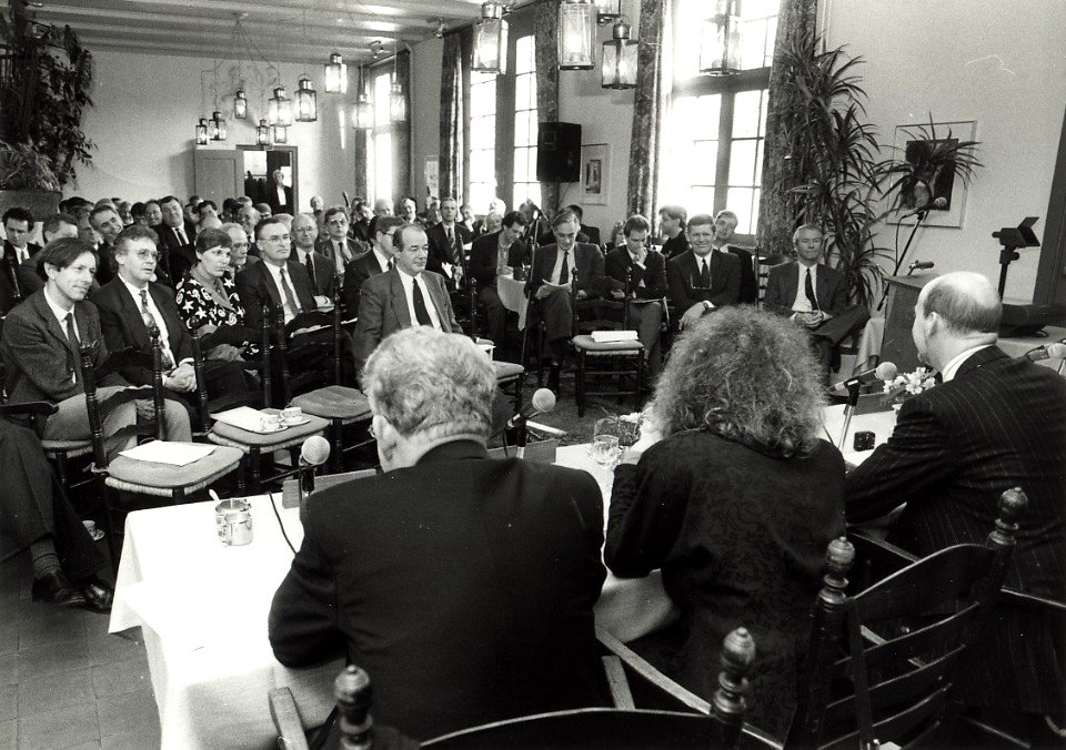 Ondernemers in discussie met lijsttrekkers i.v.m. de Statenverkiezingen. Aangekocht in 1991 van United Photos de Boer bv. - Negatiefnummer 33845 k 23 a. - Gepubliceerd in het Haarlems Dagblad van 26.0
