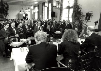 Ondernemers in discussie met lijsttrekkers i.v.m. de Statenverkiezingen. Aangekocht in 1991 van United Photos de Boer bv. - Negatiefnummer 33845 k 23 a. - Gepubliceerd in het Haarlems Dagblad van 26.0