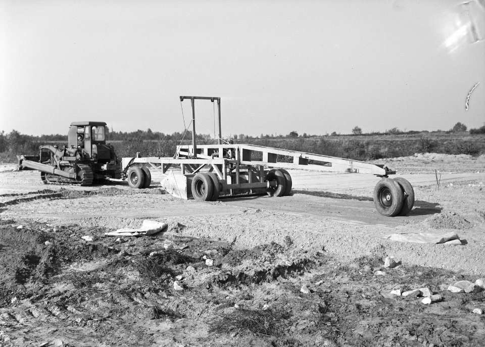 Ontginning, grondbewerking, egaliseren, bezanden, bulldozers, scraperplane, Bestanddeelnr 159-0232