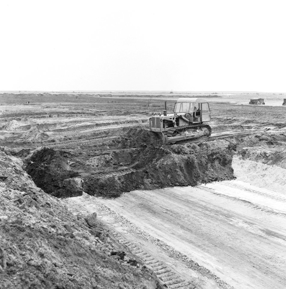 Ontginning, grondbewerking, egaliseren, bezanden, bulldozers, hanomag, De Wilrei, Bestanddeelnr 159-0592