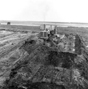 Ontginning, grondbewerking, egaliseren, bezanden, bulldozers, De Wilreit, Bestanddeelnr 159-0569