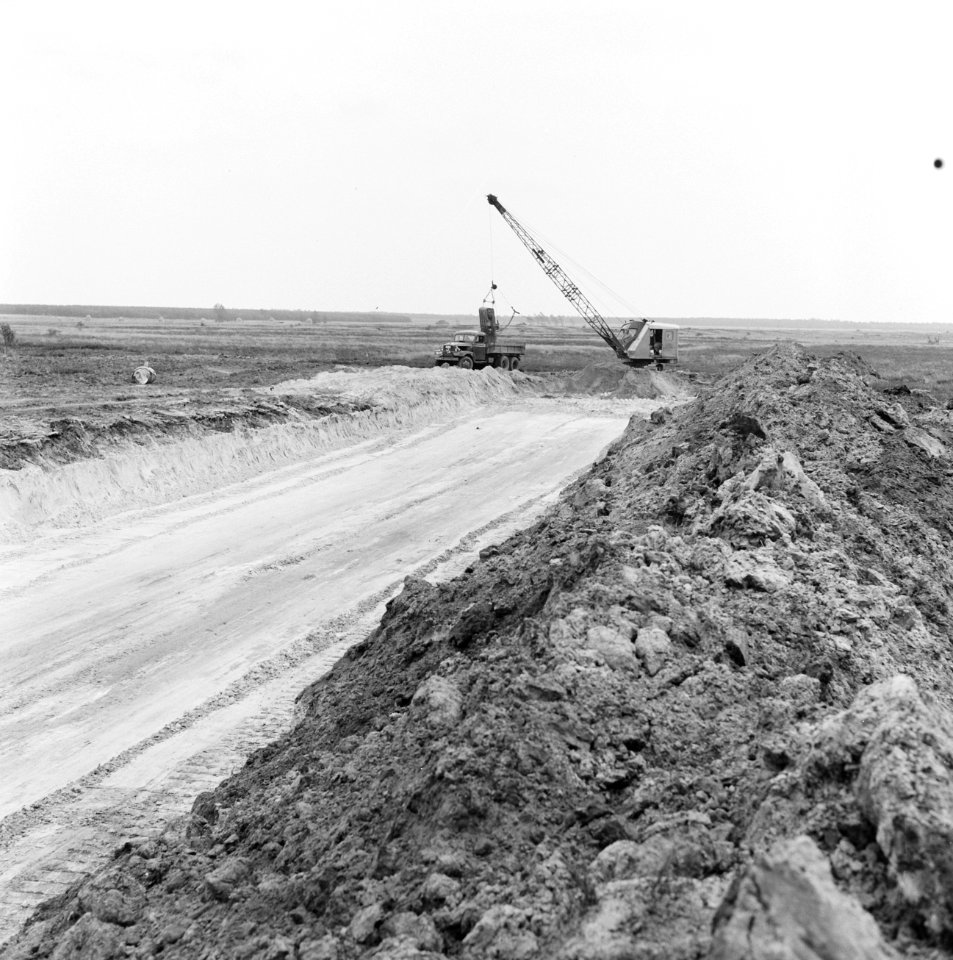 Ontginning, grondbewerking, egaliseren, bezanden, draglines, vrachtwagens, De Wi, Bestanddeelnr 159-0558