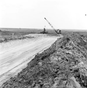 Ontginning, grondbewerking, egaliseren, bezanden, draglines, vrachtwagens, De Wi, Bestanddeelnr 159-0558