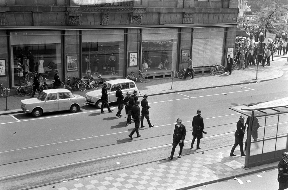 Onlusten in Amsterdam, politie tijdens charge, Bestanddeelnr 919-2541
