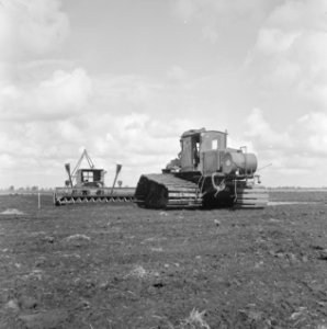 Ontginning, grondbewerking, egaliseren, bezanden, grondvijzels, egaliseermachine, Bestanddeelnr 250-8205